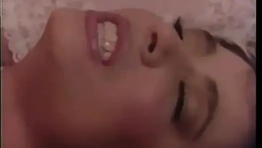 Olgun esmer kıllı amcığını siktiriyor