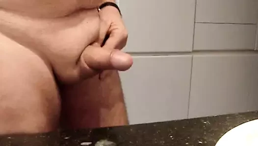 Boşalmak için mastürbasyon yapıyor