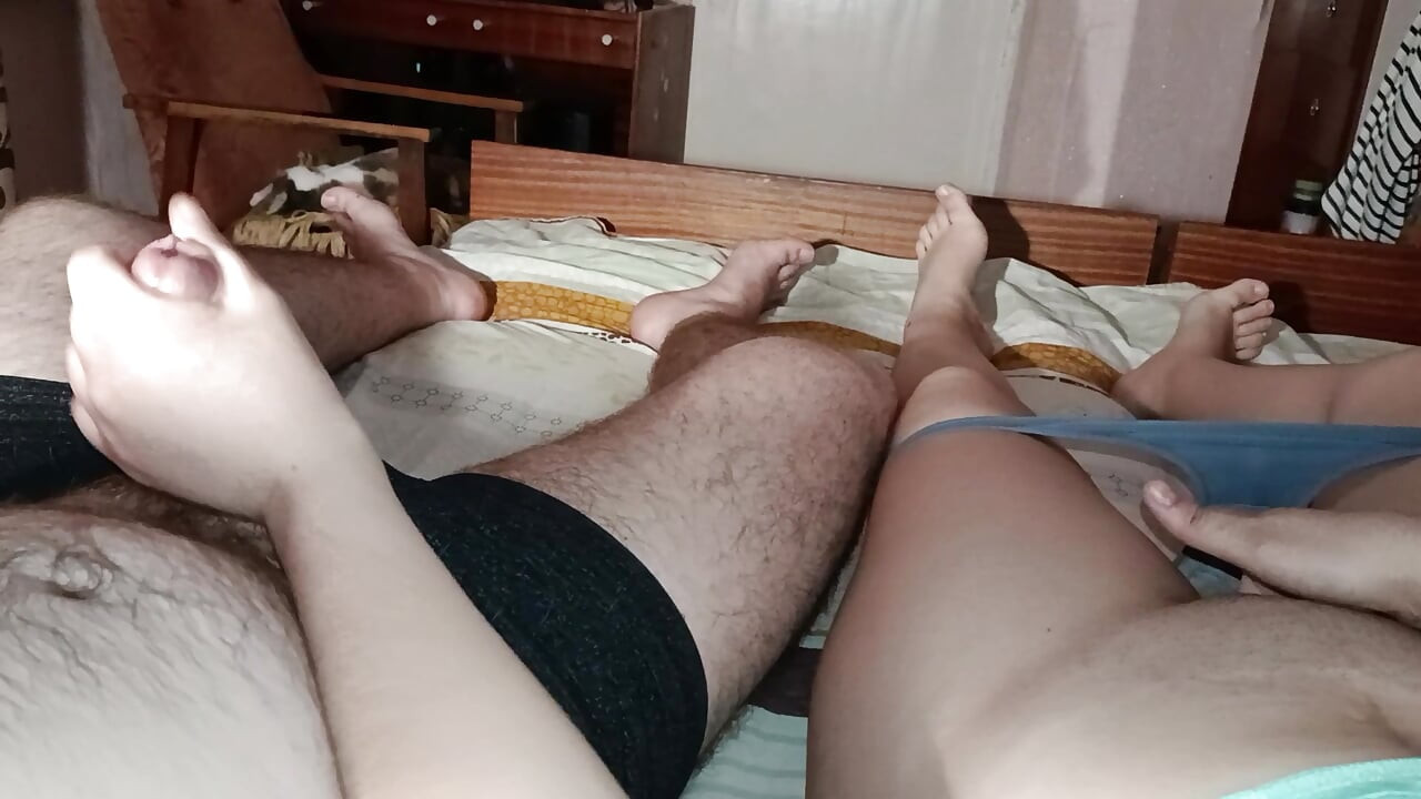 Terapia familiar, masturbando na cama do meu marido