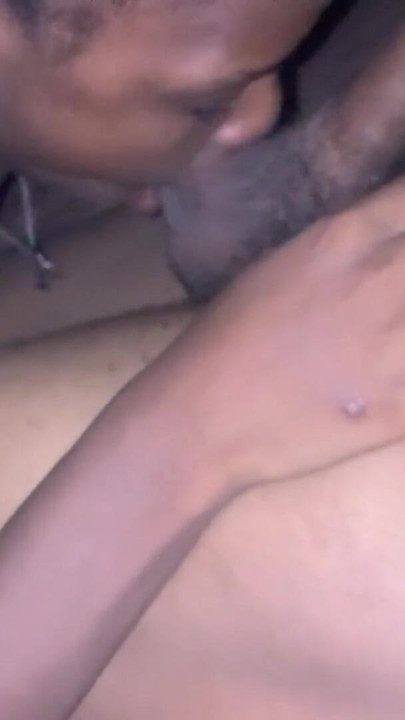 חונקת נערה אפריקאית שחורה עם הכדורים שלי בזמן שהיא מוצצת אותם הזין שלי סטר לה על הפנים ואז היא נותנת לי מציצה מרושלת... | קליפ 1