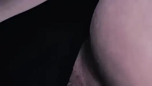 Yabancı metro treninde eteğinin altında külotlarının içine sert boşalıyor