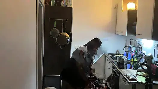 Mutfak fetişi fışkırtma çılgınlığı - olgun sürtükler her yere sırılsıklam