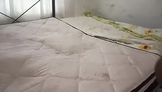 Sexy stiefmutter putzt das Schlafzimmer mit einem tanga und filmt sich für ihren stiefsohn