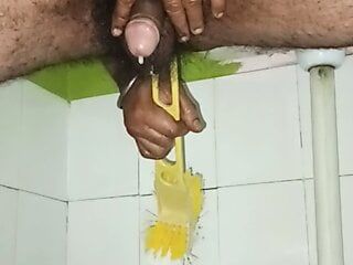 Indische homo gebruikt toiletborstel en komt handsfree klaar