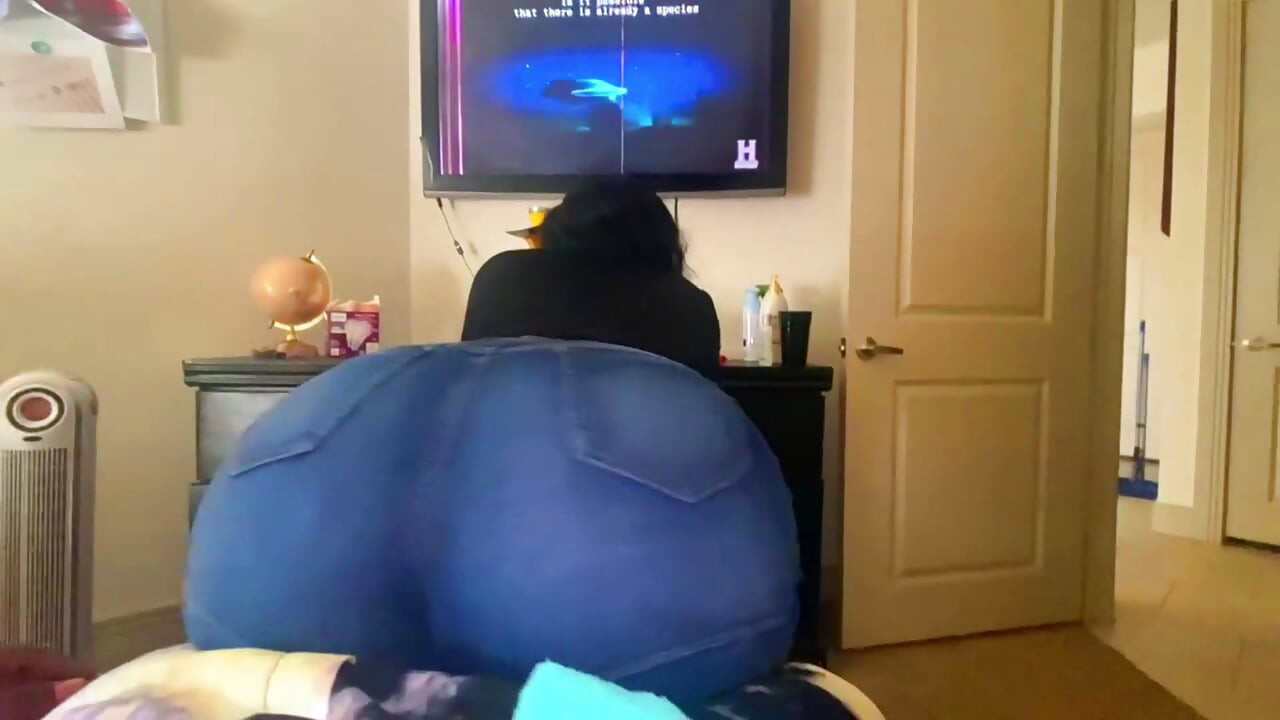 Попка безумно подпрыгивает на хуе