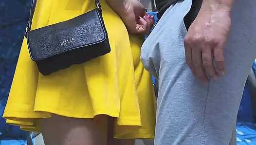 Toplu taşıma araçlarının içinde riskli elle muamele! Edepsiz yabancı kızın elini kullanarak boşalıyor