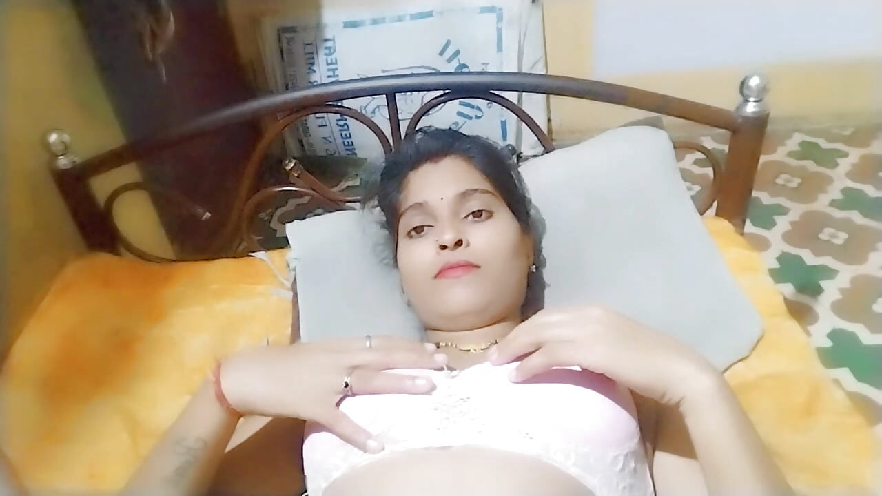 Bhaiya took out Bhabhi's sexy due to which she started screaming loudly