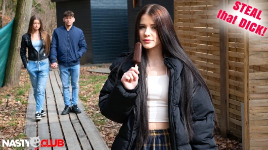 Das hübsche schätzchen Sophie Weber stiehlt ihren freund mit einem eislecken