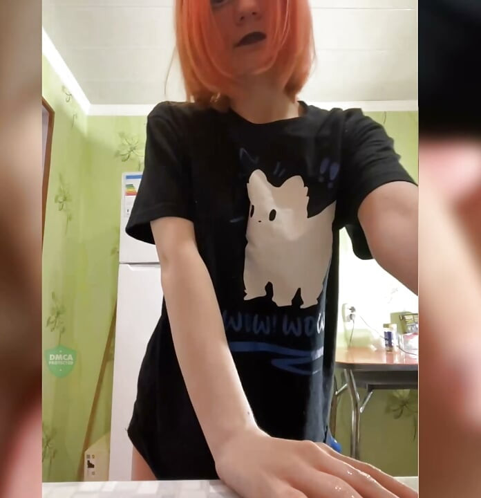 Rosyjska dziewczyna robi ręczną robotę na Skype!