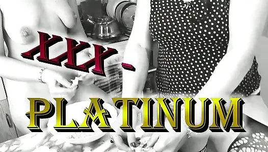 Yaşlı genç iki kız lezbiyen yetişkin olgun orta yaşlı seksi kadın ve seksi kız bakire kız sekste götünü amını öpüyor. Doğal memeler büyük göt