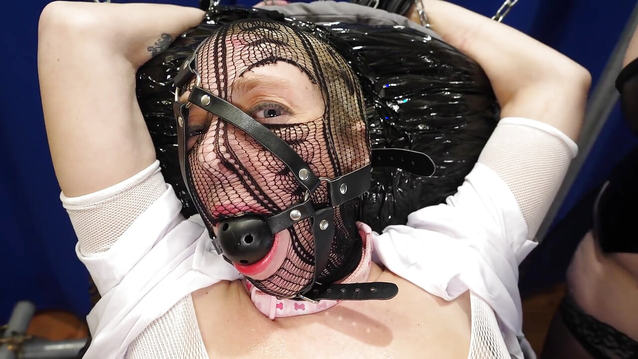 Kika ve ziliam lezbo bdsm: ziliam kika'yı küçük itaatkar bir domuzcuk gibi sikiyor.
