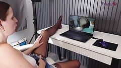 MILF sání kamery Mužovo péro po sledování porna v punčochách