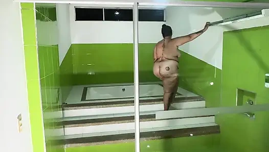 Мой стручок сосет мой член и позволяет мне принять душ с ним