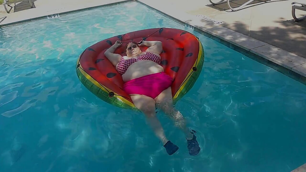 BBW看護師ヴィッキーが巨大なスイカに浮かんでいる短い動画