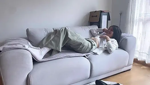 Aku menggosok vaginaku yang basah dan panas di atas vagina mantanku