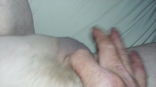 Büyük bir klitoris izlerken mikro penisimi parmakla oynamak