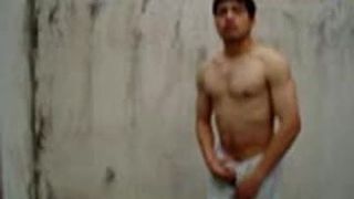 Ragazzo pakistano sexy che mostra il suo corpo