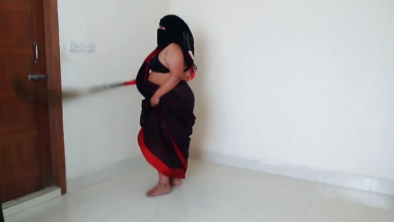 35y Old Sexy Huge Boobs Desi Stepaunty Fucked by a Guy When She Swipeing Room