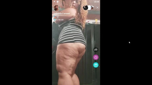 de vestido colado rebolando gostoso