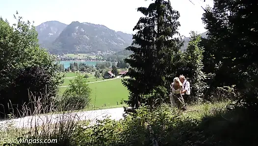 Büyük memeli Alman orta yaşlı seksi kadın açık havada sert sikiliyor