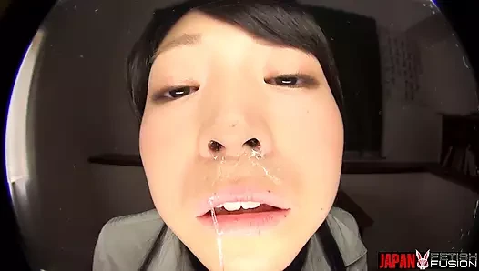 Sınıf boş... ve ami utada burnundan doğrudan bakış açısı ekranına sümük damlıyor