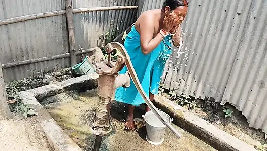 Desi pados ki bhabhi ko nahate samay land Chus aaya