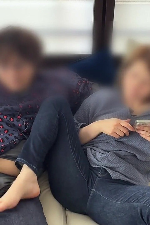 Verheiratete Frau, gequält mit einem Vibrator auf dem Sofa