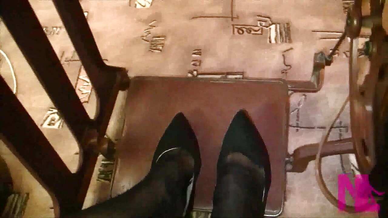 Vintage_sewing na starej maszynie do szycia mojej babci w czarnych rajstopach i zamszowych Louboutins