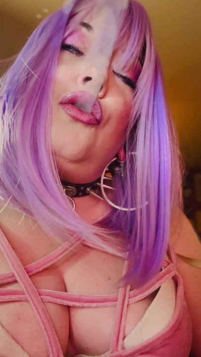 Tout en rose ! La BBW Tina Snua se tape une cigarette avec vous - fumeurs, gothique gothique, émo | Clip 1