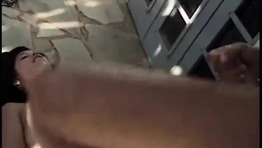 Çift bahçede dışarıda sikişiyor
