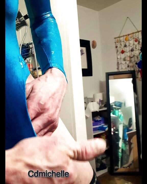 Crossdresser michelle mencoba bodysuit yang berbeda