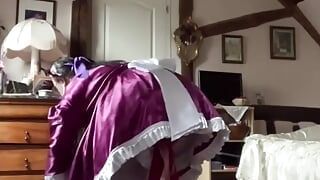 紫と白のメイド服を着て、裁縫の創作から掃除機まで