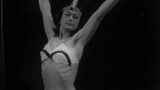 50 年代脱衣舞娘在舞台上。