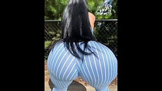 Modelo sexy de bunda gorda em calças de ioga