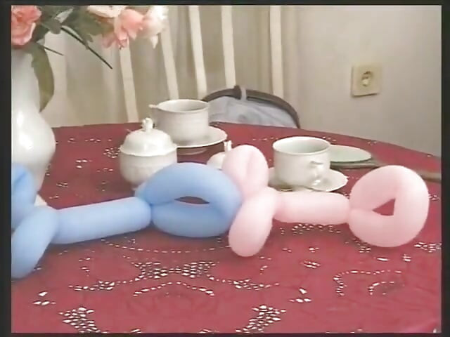 O tipă brunetă slabă cu țâțe mici are parte de spermă pe pizda ei păroasă