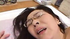 Japonesa gordinha com óculos de vovó creampie 63 anos