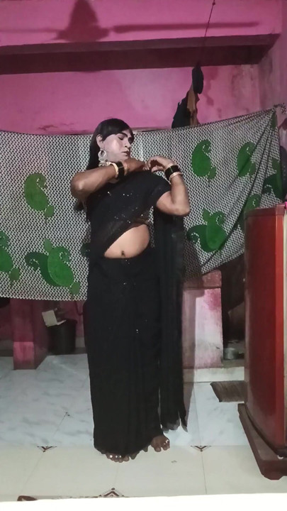 Madhuri bhabhi apni gand me do egg dalikali sari pehenkar | Clip 2