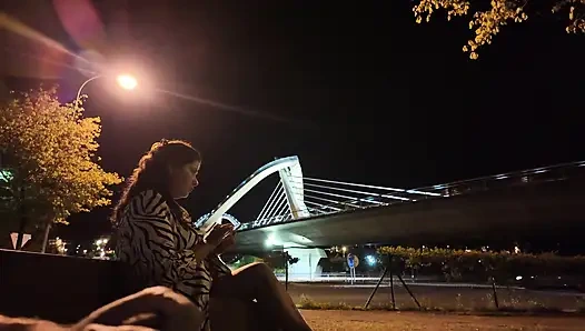 Seorang eksibisian datang ke pelacur di tempat. Dia tidak tahu apa yang harus dilakukan dengannya.