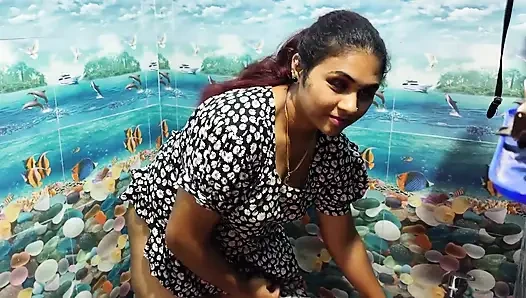 Vaishnavy kencing dan mandi di kamar mandi