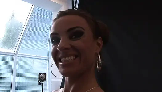 Tante seksi rambut pirang dengan toket besar ini dientot habis-habisan... Orgasme berkali-kali!