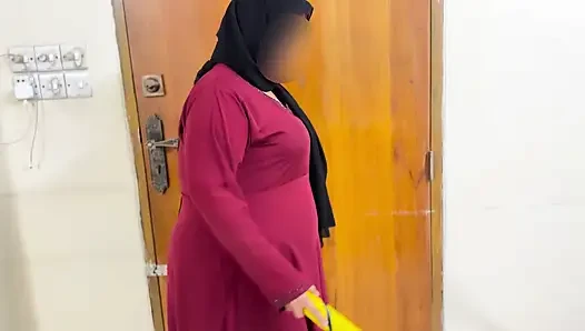 Arap güzel otel hizmetçisi odamı temizliyor ve büyük götünü ve büyük göğüslerini görüyorum