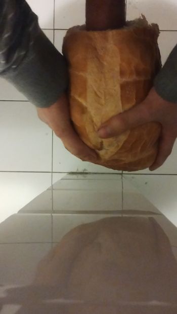 Masturbazione con una pagnotta di pane
