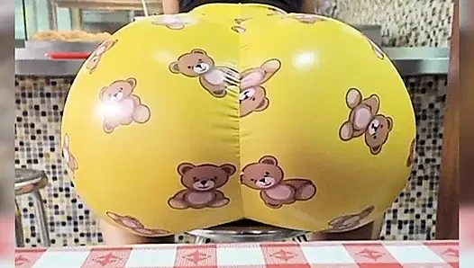 Büyük götlü hamburger yiyor