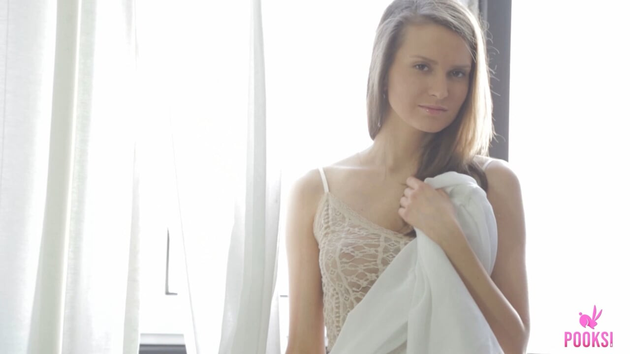 Libidinous &fängslande mafer h leker med sin rosa fitta!