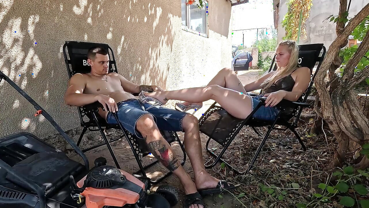Sandalias claras, se cortacésped y semen en mi zapato, fetiche al aire libre