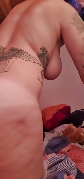 Une fille sexy se masturbe en me regardant avoir un super orgasme avec squirt