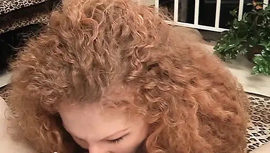 Cewek nympho rambut merah pengen dicrot sperma hangat di mulutnya!