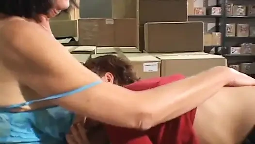 Lustvolle rothaarige wird von MILF mit strap-on in den hals gefickt