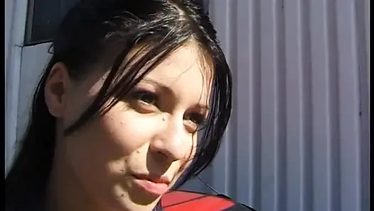 Gadis remaja imut rambut cokelat lagi asik mainin dildo dan kontol