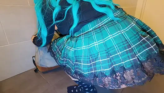 Mädchen masturbiert in der uni-toilette und hat einen sehr sahnigen orgasmus